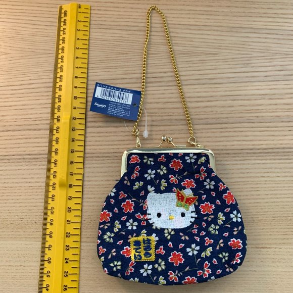 2000 HELLO KITTY POUCH WITH CHAIN - Picture 1 of 6